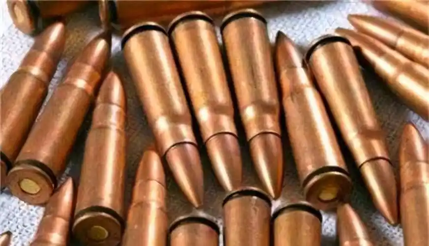 铜制的弹壳在枪膛里发射的一瞬间,会出现微不可查的膨胀,协助子弹以