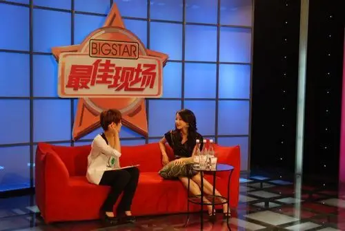 孙菲菲做客《最佳现场》秀美腿