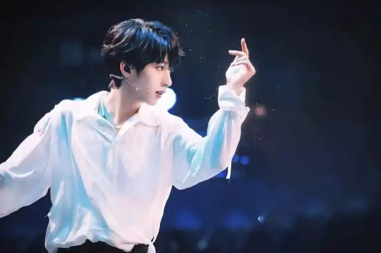 贺峻霖头像壁纸