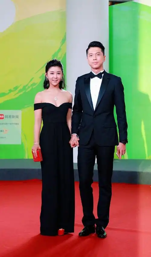 十年恩爱不变王雷李小萌庆祝结婚纪念日网友圈内模范夫妻