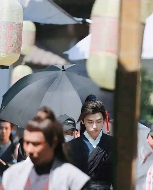 原创皓衣行路透帅翻罗云熙拿油纸伞仙气十足陈飞宇太有少年感