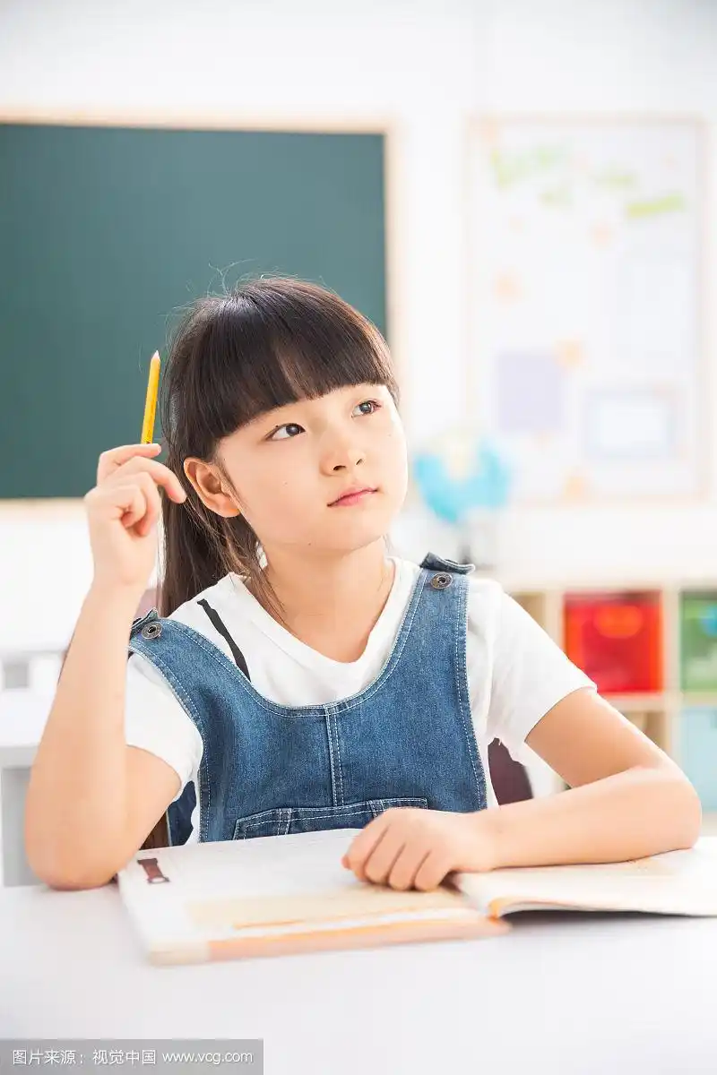 小学女生在教室里