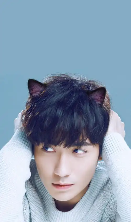 简介:朱一龙可爱帅气写真图片,分享一组朱一龙图片给大家,图中的明星