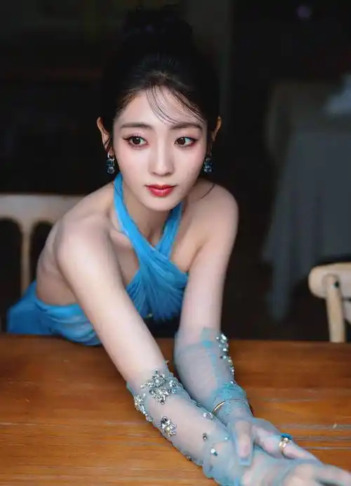 邢菲蓝色条纹连衣裙性感写真_的设计_肌肤_裙摆