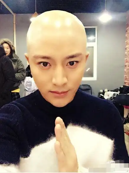 贾乃亮晒光头造型网友甜馨晚上不用开灯