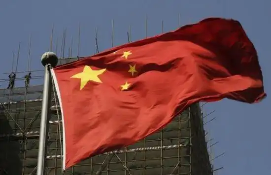 2013年4月24日资料图片,北京一个建筑工地附近飘扬的中国国旗.