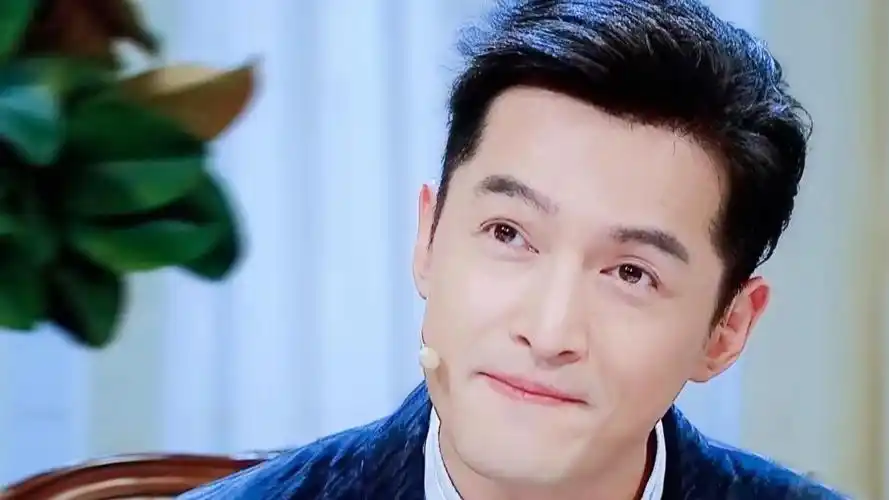 胡歌与老婆黄曦宁亲密合影曝光,两人挽胳膊同行,身高差太抢镜