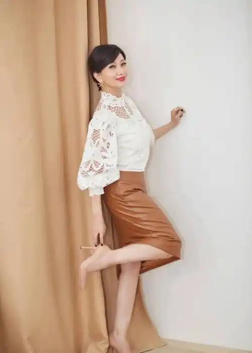 赵雅芝带来了夏季的皮裙穿搭,棕色半身裙和白色上衣搭配,简约清新也