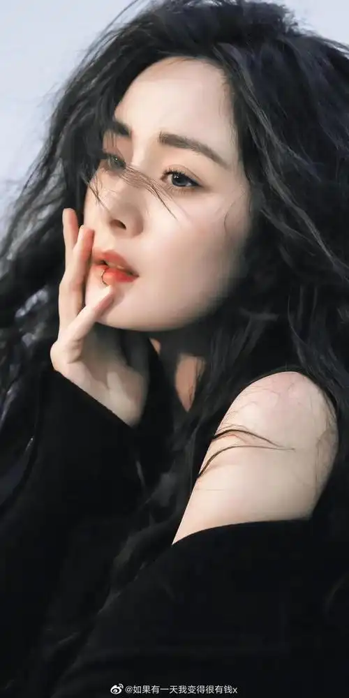 杨幂明星近照怼脸拍