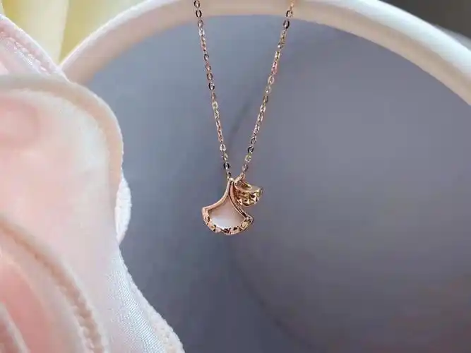 #六福珠宝 玫瑰金项链