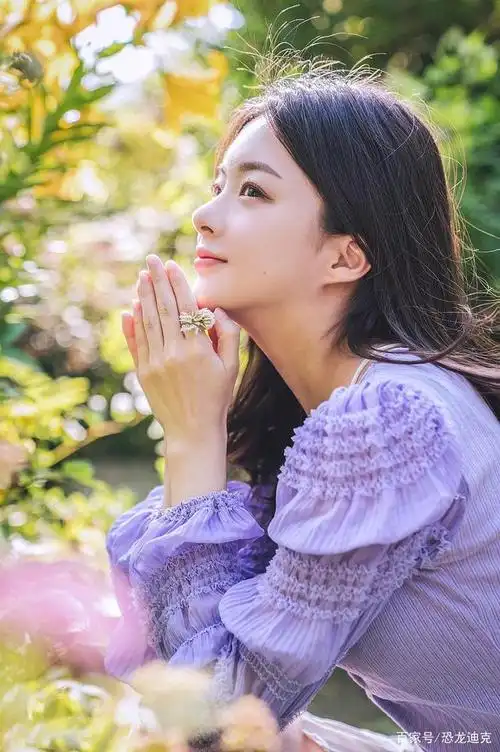 长相甜美的高颜值女生拍摄户外写真,清新靓丽的样子令人心动