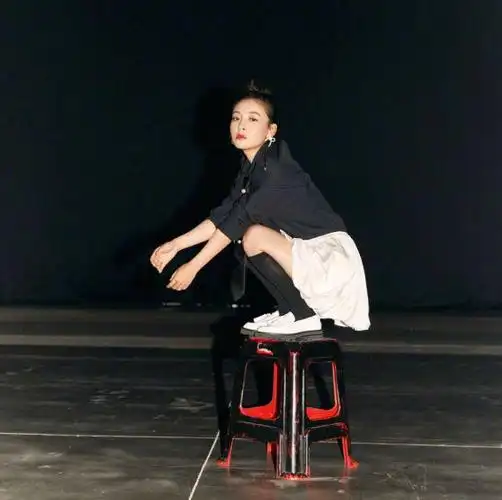 吴倩产后复出亮相节目状态身材都在线穿学生裙秀小鸟腿