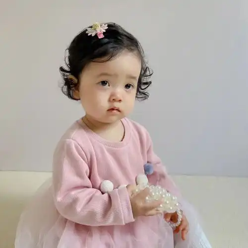 一岁的自来卷女宝宝