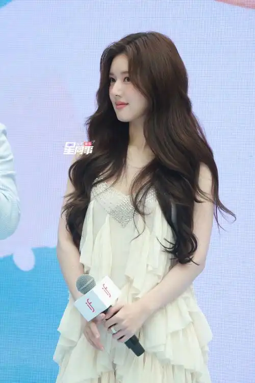 赵露思白裙卷发