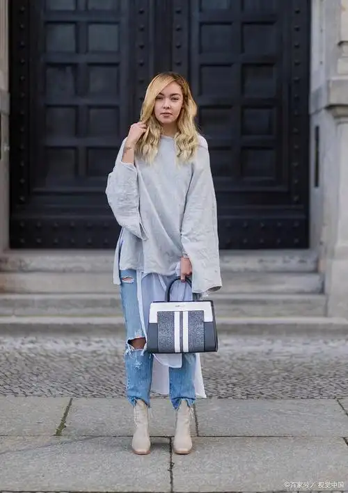 时尚经典的灰色上衣与黑色裤搭配,展现个性魅力