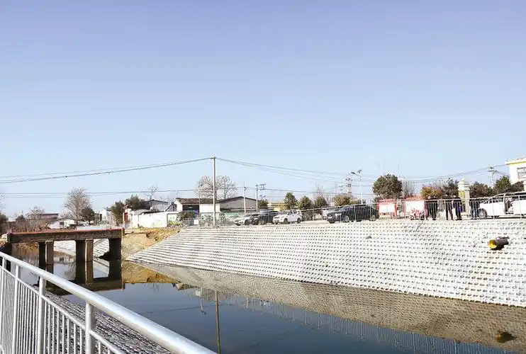 杨楼村貌展新颜小康生活比蜜甜