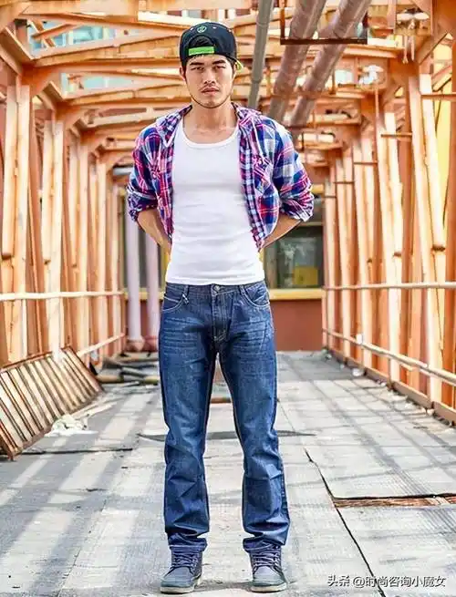 中年男士们开始陷入了一个尴尬的穿衣困境:想要穿上牛仔裤展现时尚