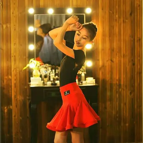 星星艺校拉丁舞老师阿洛祝大家新年快乐