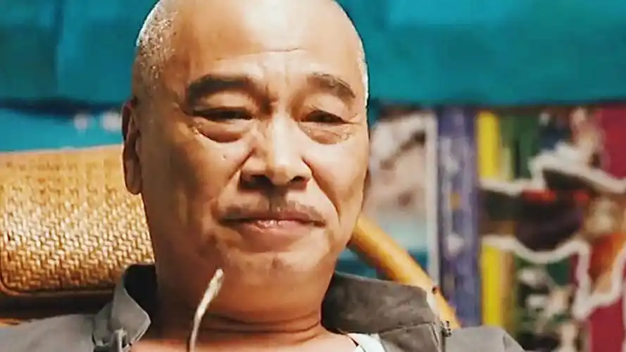 达叔笑得是那样的灿烂,可一直在想着要拍大片,愿达叔在天堂的事业会