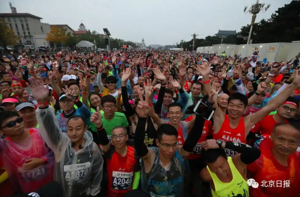 清晨北马鸣枪起跑天安门广场万人高唱国歌