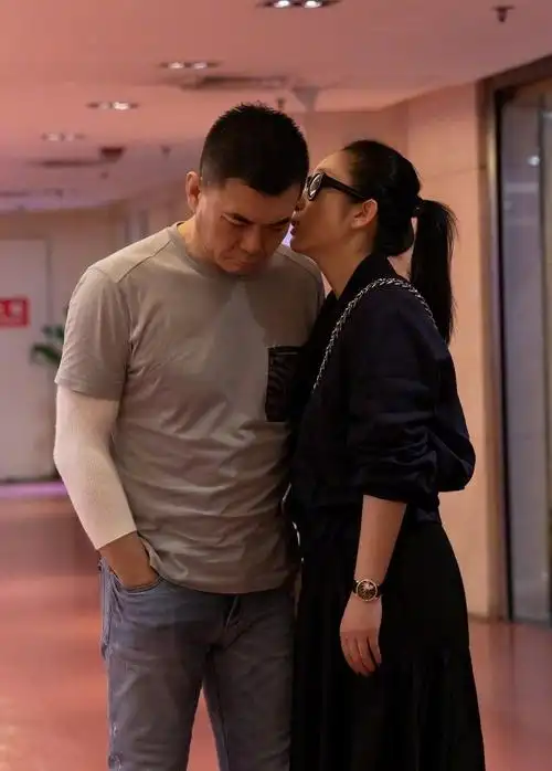 秦海璐王新军现身机场,十指紧扣秀恩爱,一副嫁给爱情的样子