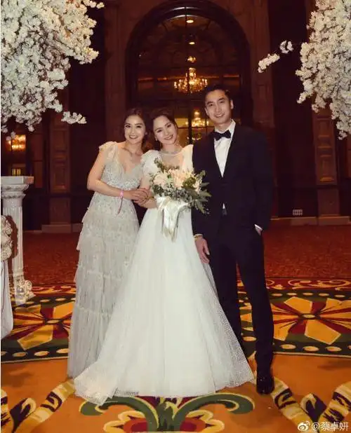 蔡卓妍男友石恒聪曝光,号称百亿太子爷,背景不是一般强大!