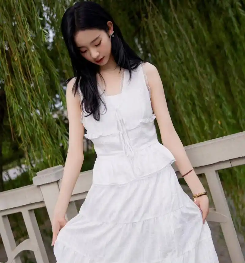 张艺凡白色长裙户外写真,优雅迷人魅力四射,太美了!