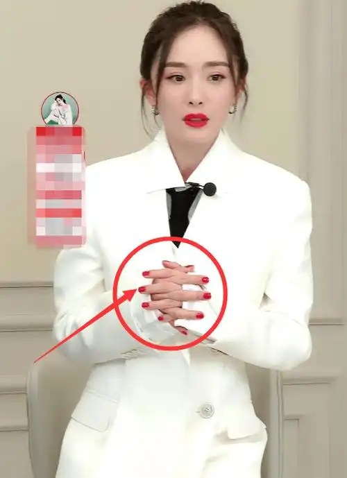 儿的,所以视觉上看着有一种流动的感觉,而每当杨幂手不做出一定姿势时