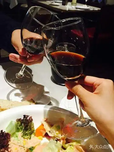 喝红酒的图片真实照片