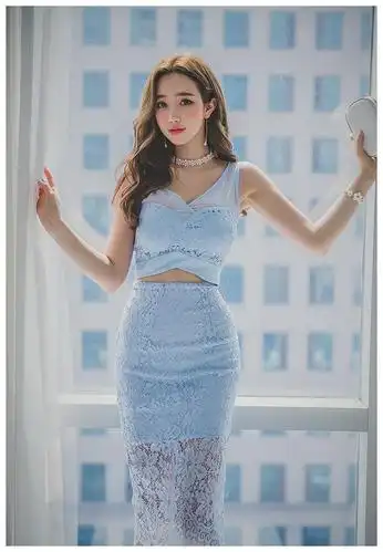 蕾丝包臀连衣裙搭配高跟鞋,凸显女性独有的优雅魅力