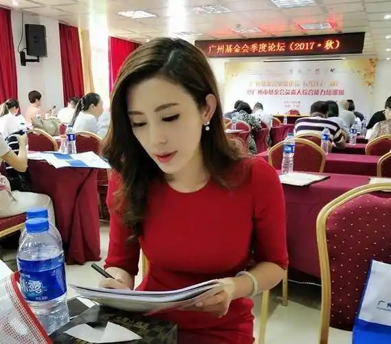 靠时尚爆红的主持人马荔,穿衣风格别有特色,台下热舞太吸睛_父母