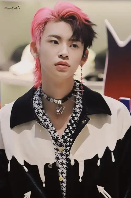 潮酷穿搭,每一次造型都很亮眼@小鬼-王琳凯#小鬼走路像去干架的