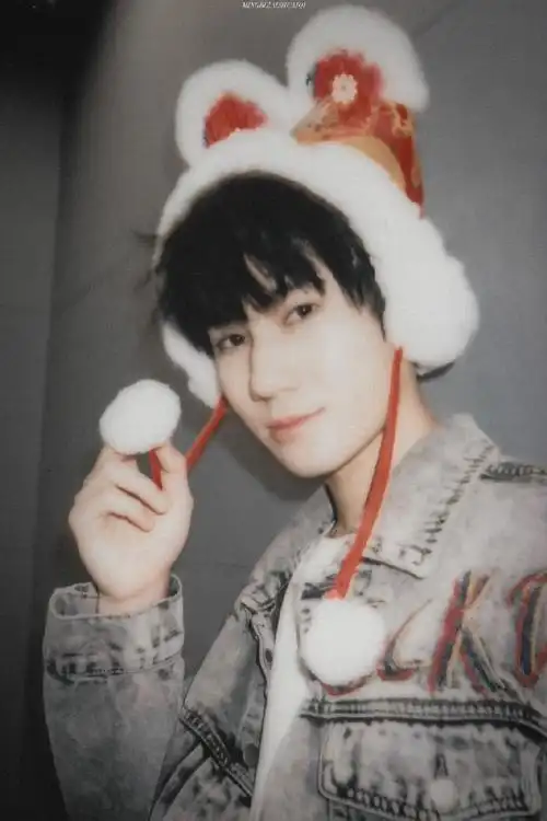 张真源虎头帽拍立得照