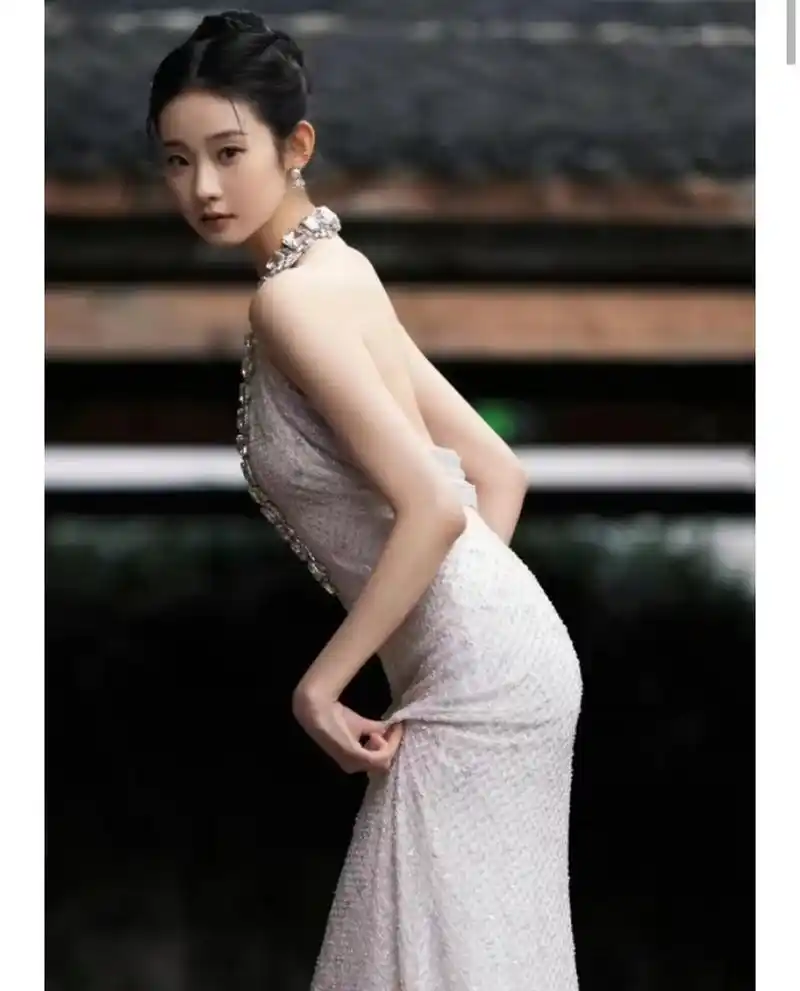 张艺凡深v挂颈礼裙写真,烟雨朦胧,尽显女性之美