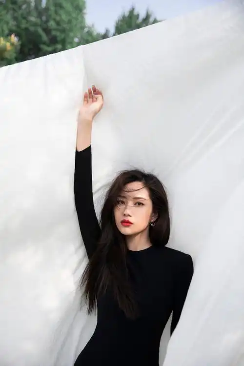 飞凡90年代复古大片##张艺谋再推冷艳型女演员