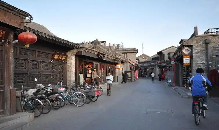 「酸汤鱼经济学」为什么北京的街道干净而小区里却比较脏?