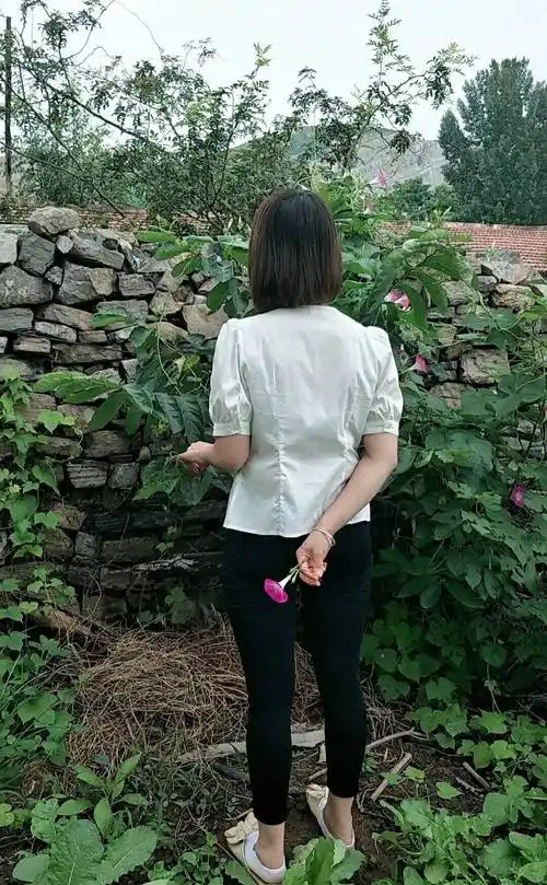 背面照片欣赏_姐姐_穿着_裤子