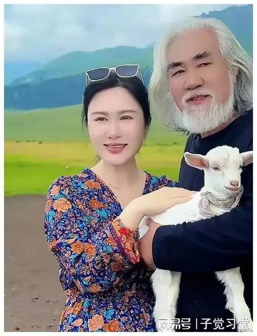 张纪中骑三轮车带妻子兜风,牵手奔跑,3岁萌娃露脸显老爸基因.