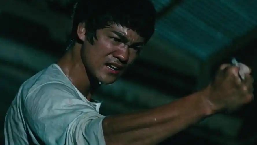 与李小龙不和还是成龙的义父后被李连杰所累赔个精光