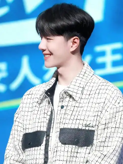 王一博最新活动造型,顺毛西瓜头的憨憨男友