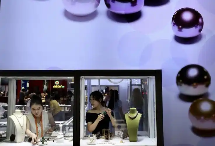 4月13日,珠宝展区金伯利钻石展台,参展商在布置.