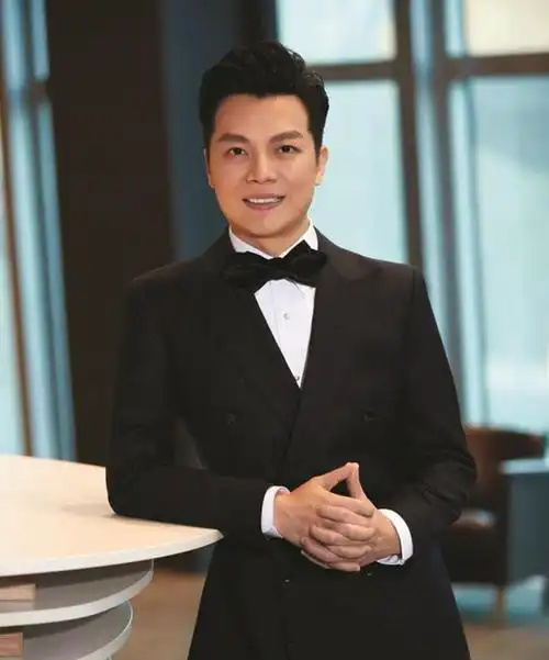 任鲁豫7次登上春晚娶身家几十亿的富家小姐45岁再当父亲