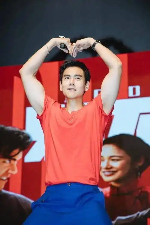 彭于晏凭借"肌肉型男"的标签成为了娱乐圈中的一股清流,2002年,彭于晏