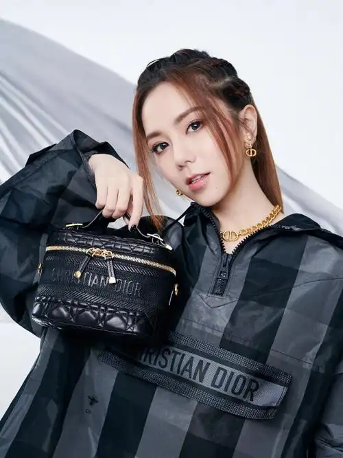 简介:邓紫棋潇洒酷美代言写真图片,分享一组邓紫棋图片给大家,图中的