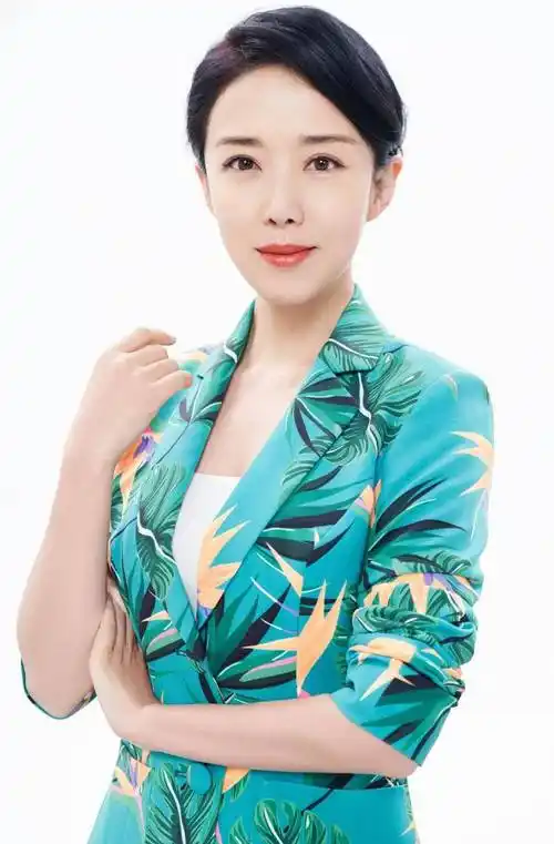 原创颜丹晨生日晒美照穿印花西装藏不住曲线感单手叉腰好飒一女的