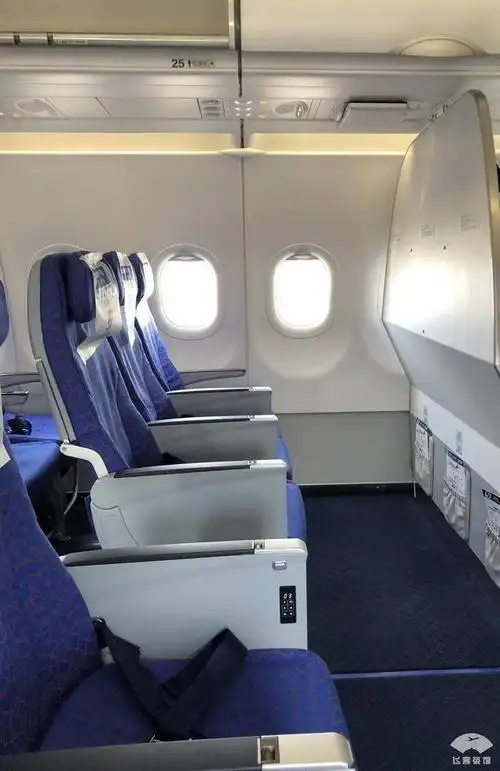 免费升级明珠经济舱!第一排靠窗座椅间距超大,翘二郎腿都没问题