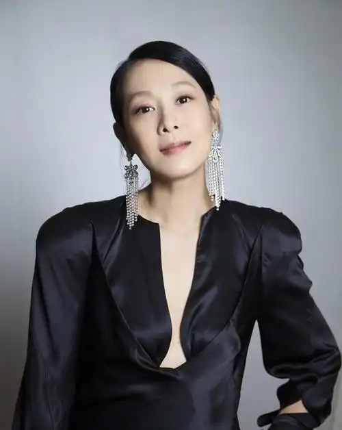 在这个快节奏,高压力的娱乐圈里,刘若英展现了与众不同的魅力和坚韧