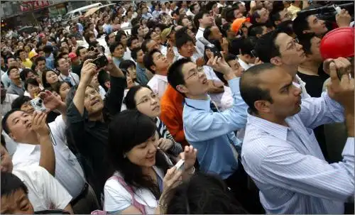 大量的围观者在楼下观看