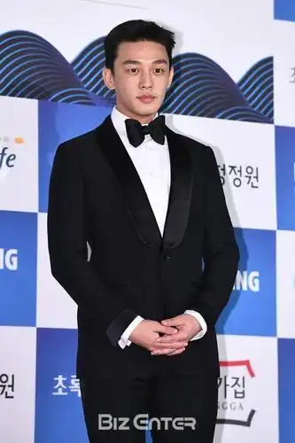 《燃烧》刘亚仁亮相青龙奖 穿西装走红毯帅气有型