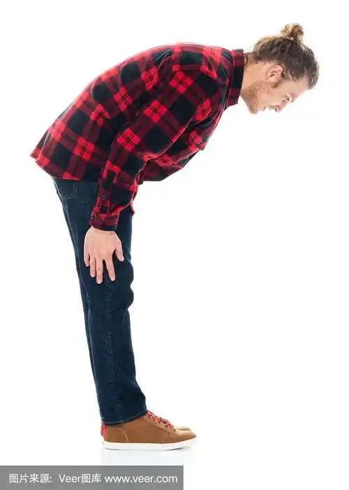 白人男性在白色背景下鞠躬,穿着衬衫